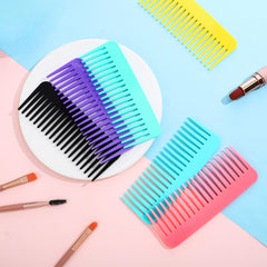 Vesici close-up of wide teeth highlighting gentle detangling benefit