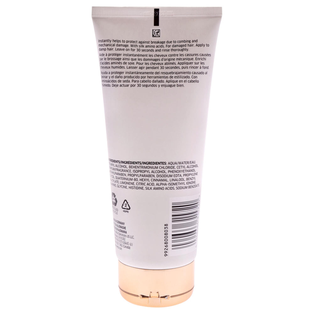Wella Professionals Fusion close-up of conditioner cream texture, illustrates smoothing and detangling action
