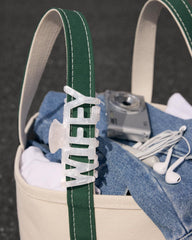 xo, Fetti white marble side detail highlighting glossy finish