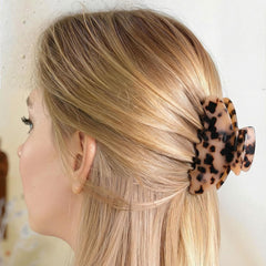 Yuxung clip securing a half-up hairstyle demonstrating easy everyday styling
