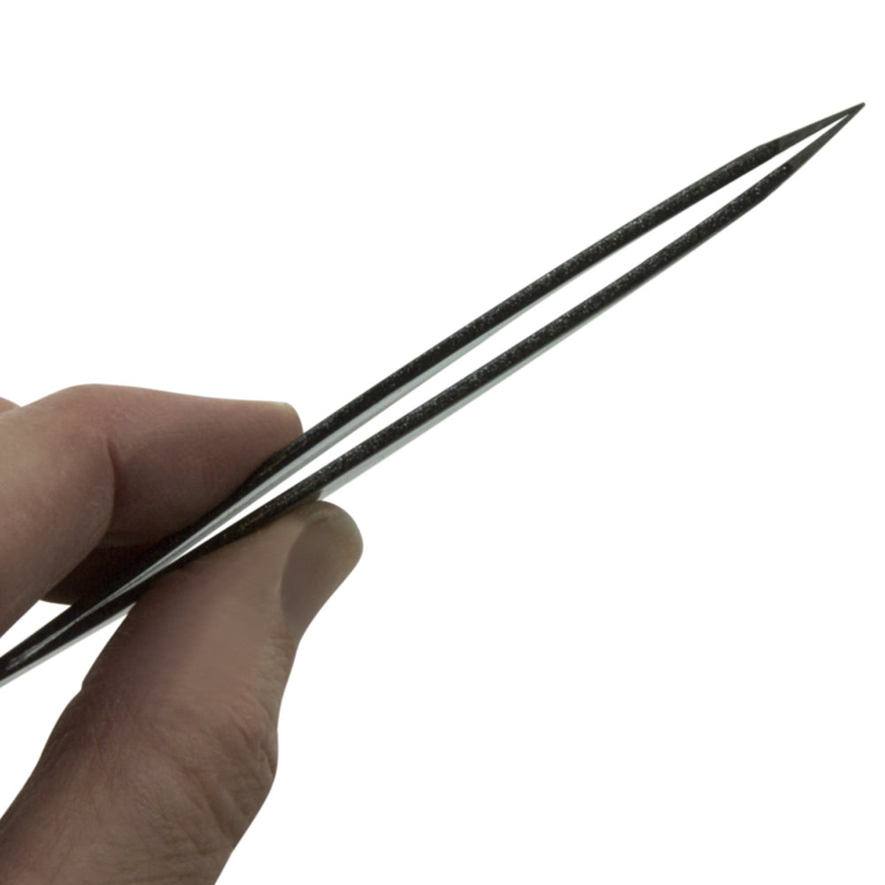 Zizzili Basics close-up of hand-filed fine tips highlighting precise grip benefit