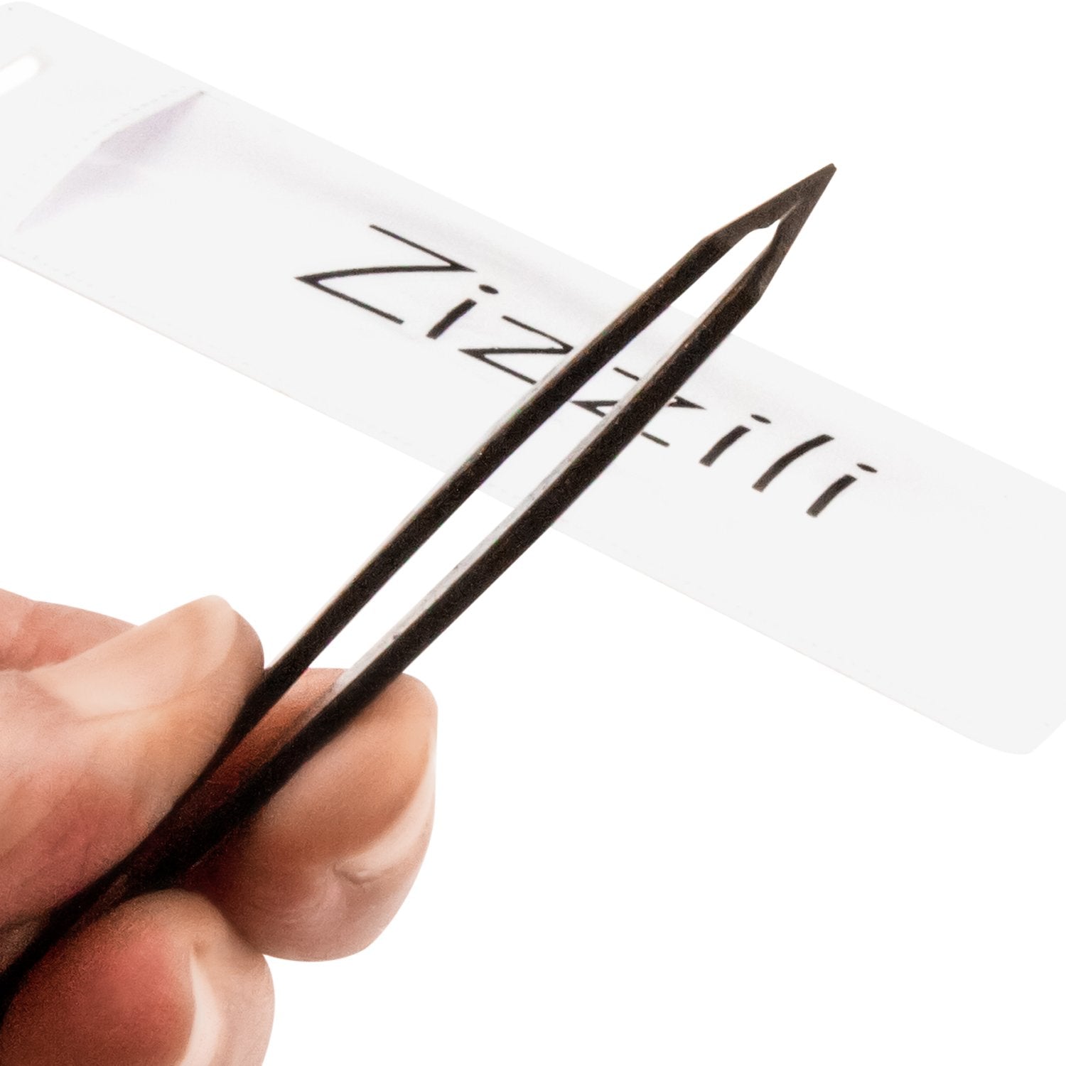 Zizzili Basics tip close-up highlighting slant alignment and precision for clean hair removal