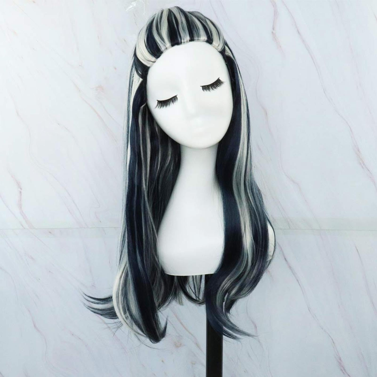 ZNTU Frankie ponytail detail displaying length and smooth straight fibers for photos